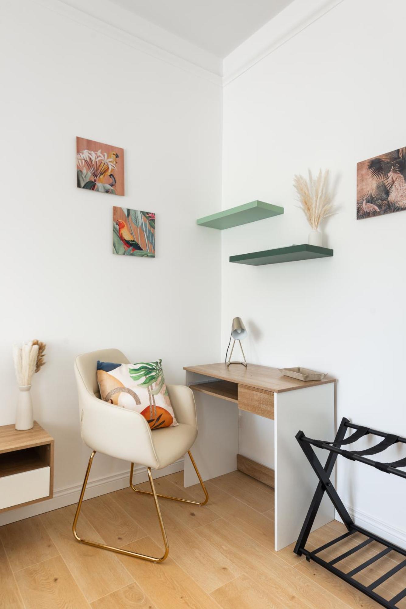 The Ciccins In By Hostand * Roma